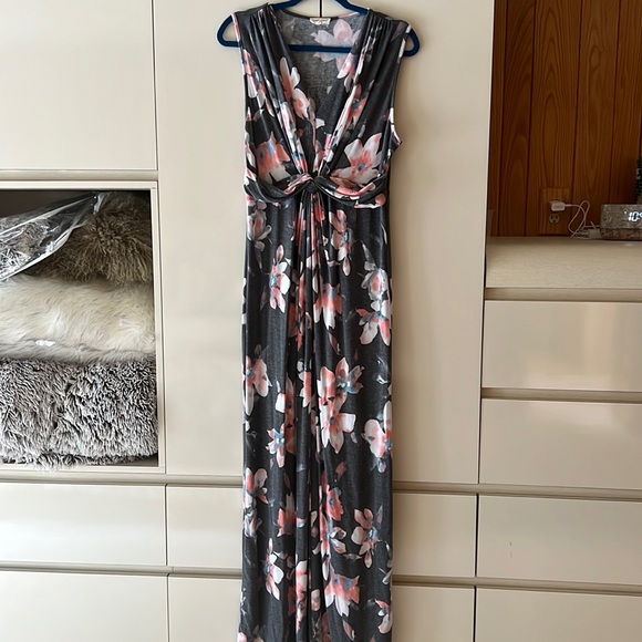 Easy breezy dress right here.  Large - Picture 1 of 4